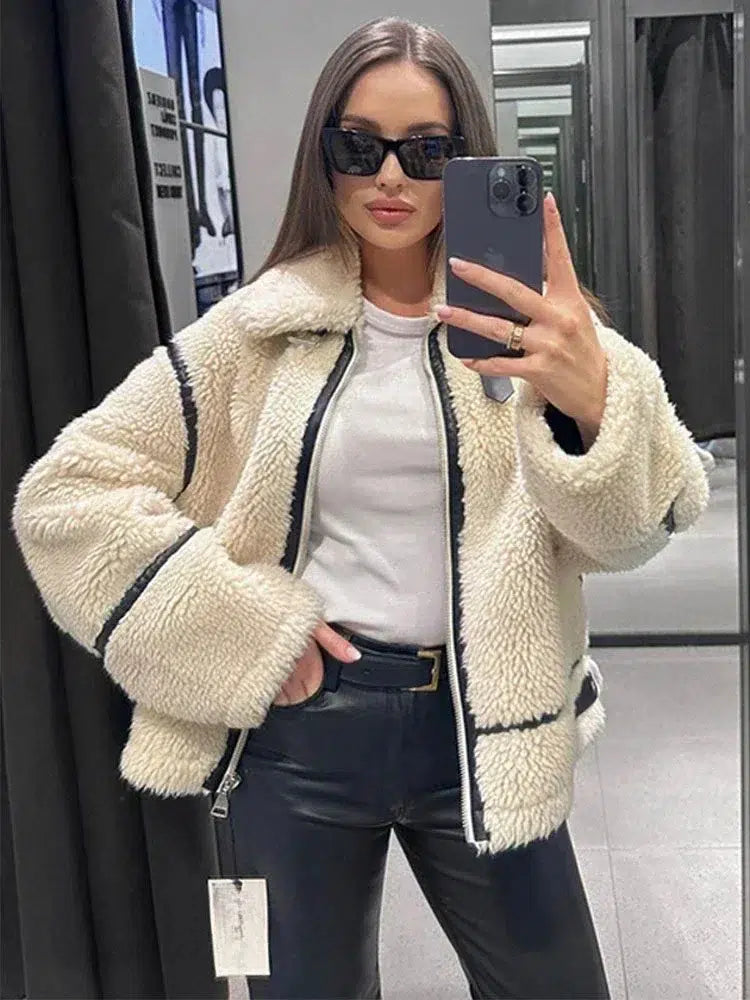 Veste-moumoute-oversize-avec-bordures-noires