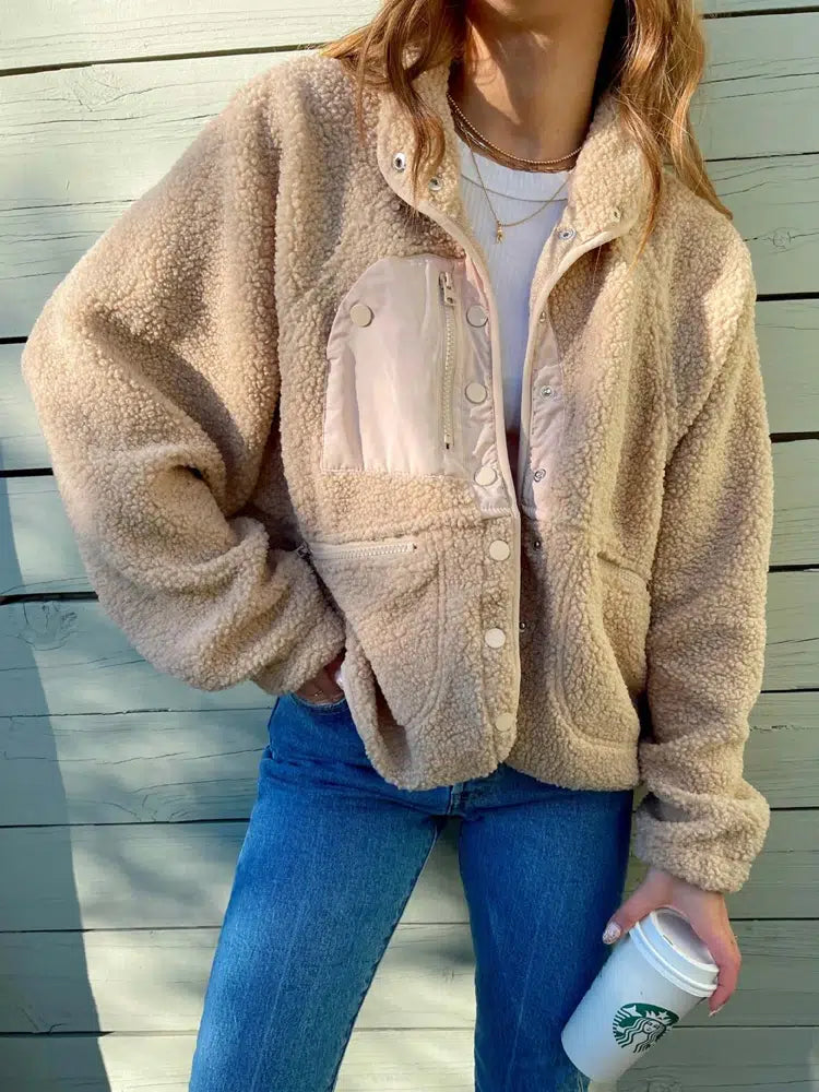 Veste-polaire-moumoute-beige-sur-femme