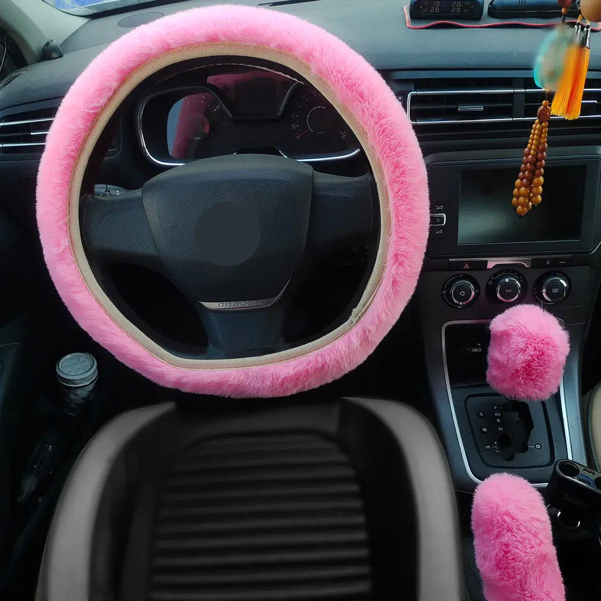Volant-moumoute-rose-dans-voiture