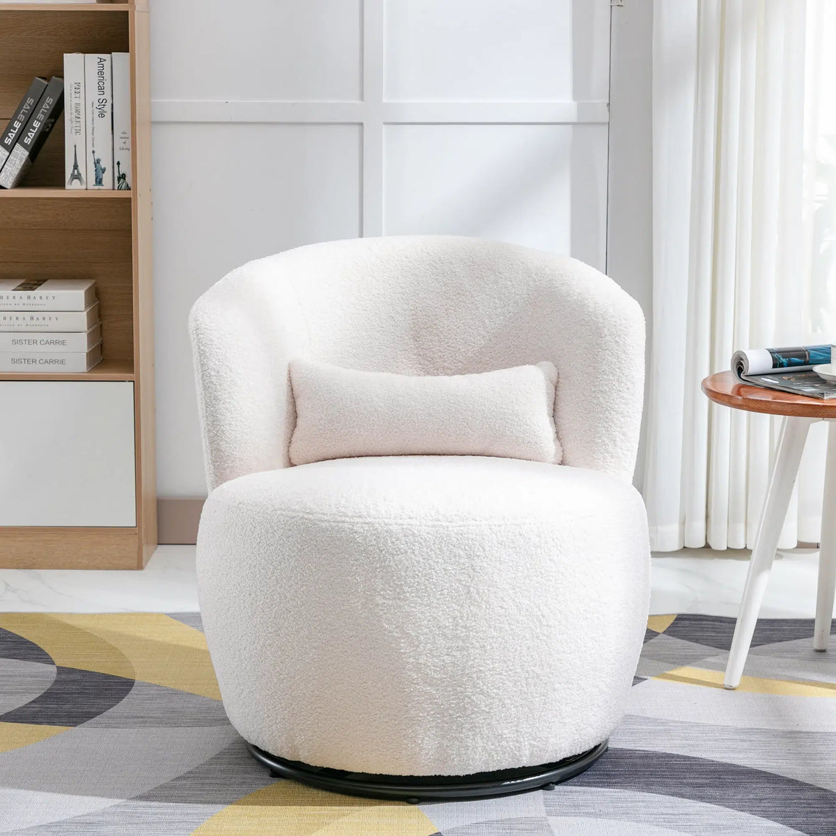 chaise-peluche-blanche-près-de-table-or