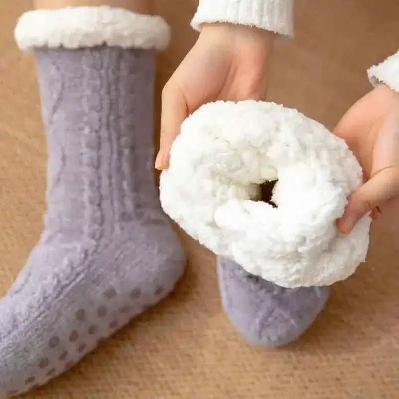chaussette-douce-moumoute-grise-sur-tapis