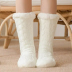 chaussette-douillette-moumoute-grise-avec-motif-delicat