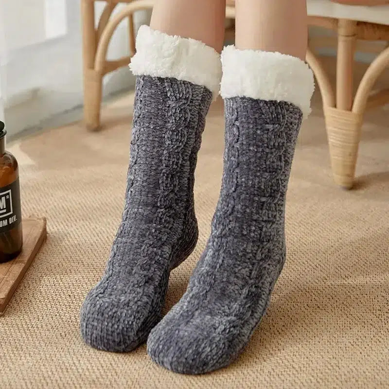 chaussette-molletonnee-grise-avec-bordure-peluche